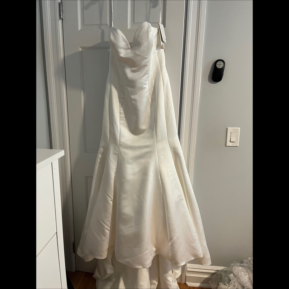 New plus size satin mermaid wedding dress. Size 18 Make and offer